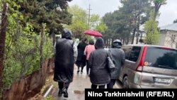 ნიკოლოზის პანაშვიდზე მიმავალი ხალხი. 14 აპრილი, 2025 წელი