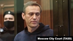Ruski opozicioni lider Aleksej Navalny stoji u kavezu za optužene tokom sudskog ročišta u Moskvi, 2. februara 2021.