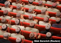 "Hökümete sadyk gatlak hem indi režimden ýadap, ‘täzeçilligi’ isleýär" diýip, ýerli synçy belleýär.