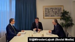 Kryenegociatori i Kosovës, Besnik Bislimi dhe ai i Serbisë, Petar Petkoviq, gjatë një rundi bisedimesh në Bruksel më 17 dhjetor 2024. Palët kanë arritur një marrëveshje për vizitat zyrtare në vitin 2014. 