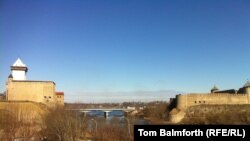 Эстониянын Нарва жана Орусиянын Ивангород шаарлары туташкан жер. 