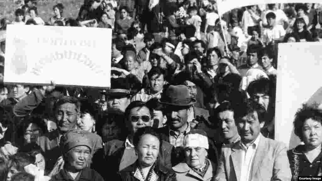 "Невада - Семей" антиядролық қозғалысының Қарауыл төбе етегінде өткізілген митингілерінің бірі.