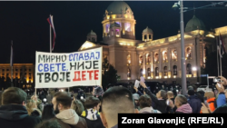 Pristalice Dijane Hrke koja štrajkuje glađu kod Nardne skupštine Srbije