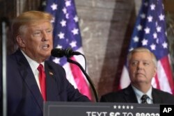 Senatorul Graham (dreapta) înfățișat aici într-un eveniment de campanie a lui Donald Trump a avut mereu o relație instabilă cu acesta, oscilând de la apropiată la negativă.