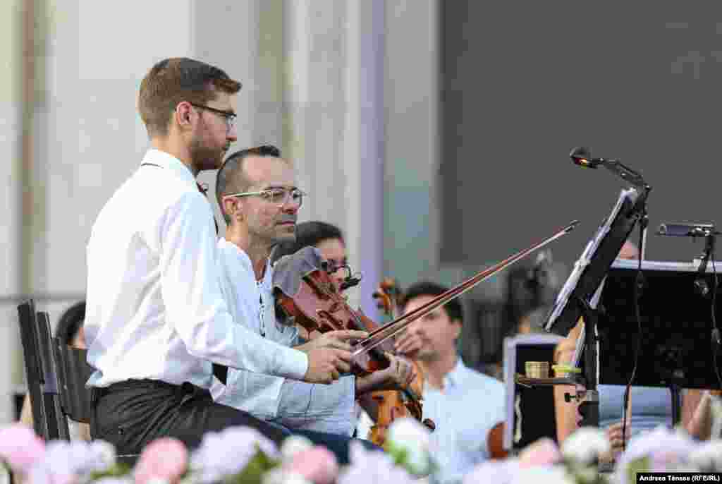 Muzicieni repetă înaintea galei extraordinare &bdquo;Promenada Operei&rdquo;.