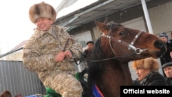 “Ата Мекен” фракциясы өкмөт башчы Өмүрбек Бабановду кымбат аргымакты пара катары алган деп айыптап чыкты. (Сүрөттө өкмөт башчы Таластагы иш сапары учурунда. 27-январь, 2012.)