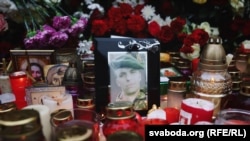 Архіўнае фота. Стыхійны мэмарыял на месцы зьбіцьця Рамана Бандарэнкі ў Менску, 13 лютага 2020 году 