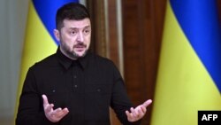 د اوکراين ولسمشر وولوديمير زېلېنسکي په کييف کې يوې خبري غونډې ته وينا کوي ـ انځور له ارشيفه