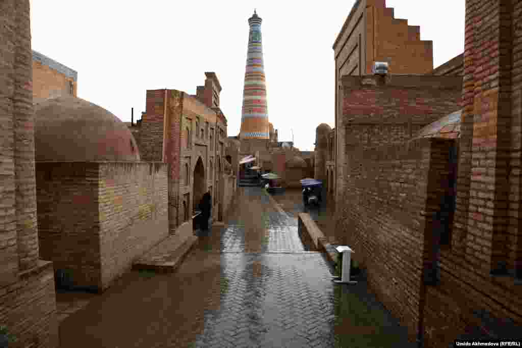Медресе Сергазы-хана (справа) в историческом комплексе "Ишанкала" в Хиве. Местные казахи рассказывают, что в этой мечети учился Бекет-ата (1750&ndash;1813), религиозный деятель, выходец из Мангистауской области.