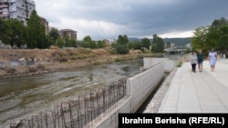 Punimet në urën e dedikuar për këmbësorë.