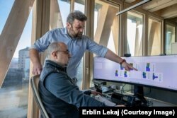 Erblin Lekaj në zyrat e kompanisë së tij në Prishtinë