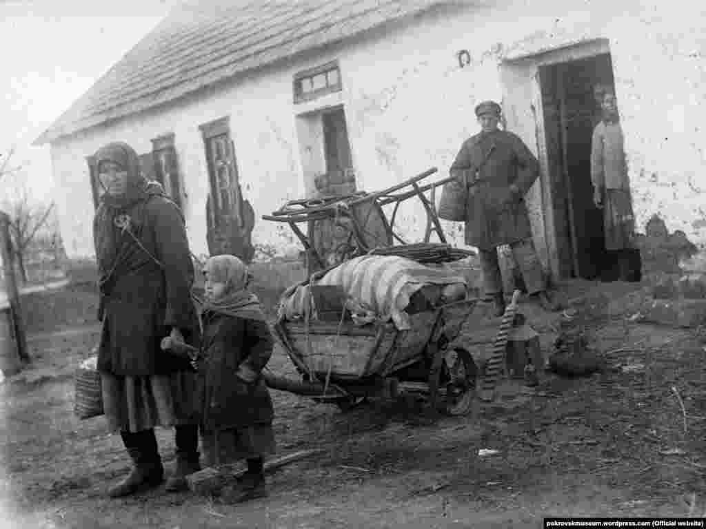 Розкуркулена родина біля будинку в селі Удачне, 1930-і роки