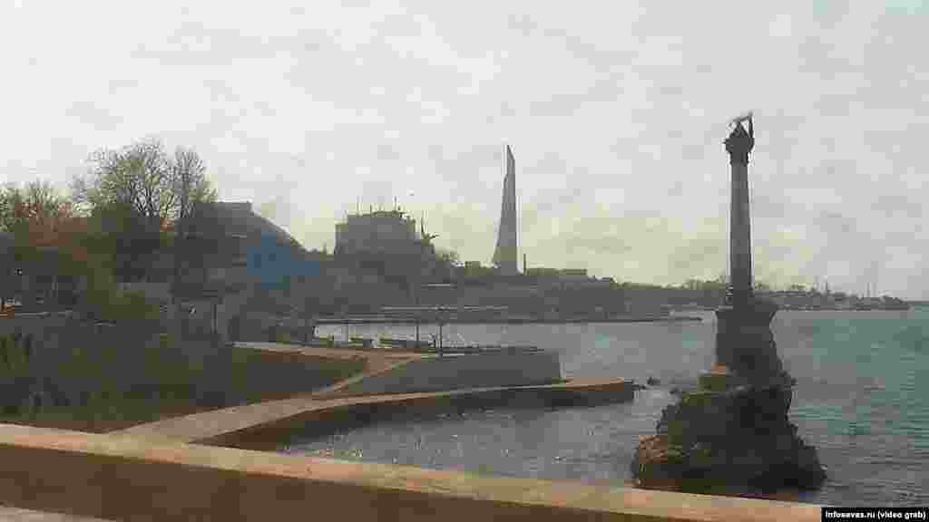 Севастополь. Пустельна набережна біля пам'ятника Затопленим кораблям