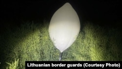 Baloni poput ovog, na arhivskoj fotografiji koju su podijelili litvanski graničari, korišteni su za krijumčarenje zabranjene robe iz Bjelorusije.