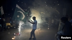 <p style="text-align: left;">Пакистандын Хайдарабад шаарынын жашоочулары Исламабад менен Нью-Делинин Кашмир аймагындагы ок атышууну токтотконун майрамдап жатышат.