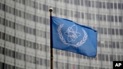 The flag of the International Atomic Energy Agency flies in front of its headquarters in Vienna. (file photo)