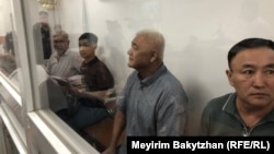 Солдан оңға қарай: Нұрлан Темірғалиев, Фазылжан Сыдықов, Айдар Мүбәраков, Нұрлан Жауылбаев сот залында. Алматы, 17 шілде, 2025 жыл.