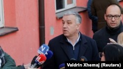 Zllatan Ellek duke folur para gazetarëve. Fotografi nga arkivi.