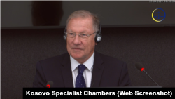 John Stewart Duncan gjatë dëshmisë në Hagë, 22 shtator 2025.