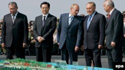 Kyrgyzstan's Kurmanbek Bakiev, China's Hu Jintao, Russia's Vladimir Putin, Kazakhstan's Nursultan Nazarbaev, and Uzbekistan's Islam Karimov at SCO military exercises in 2007 -- more unity imposed from outside the region.