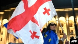 Protest la clădirea parlamentului din Tbilisi, pe 4 noiembrie 2024.