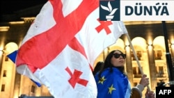 2024-nji ýylyň 4-nji noýabrynda Tbilisidäki parlament binasynyň öňünde bir demonstrant