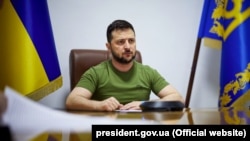 Володимир Зеленський наголошує, що Україні потрібен конкретний перелік зброї, аби продовжувати «героїчно захищати світ від російської агресії».