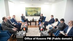 Kryeministri në detyrë i Kosovës, Albin Kurti dhe përfaqësuesit diplomatikë të shteteve të QUINT-it.