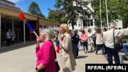 Okupljeni ispred Gimnazije "Svetozar Miletić", 29. maja 2025.