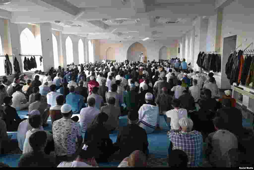 Удмуртиянең Ижау Җәмигъ мәчетенә бәйрәм намазына җыелган мөселманнар. Фотолар Вконтакте битеннән. 