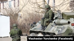 Російські солдати блокують українську військову частину А-0669 у Керчі. Крим, березень 2014 року