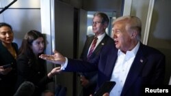 Donald Trump, la bordul Air Force One, în drum spre Japonia. 27 octombrie 2025.