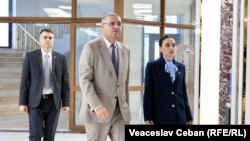 Reprezentanții „Partidului Nostru” - Alexandru Berlinschi (stânga), Renato Usatîi și Elena Grițco, ies de la consultările cu președinta Maia Sandu, Chișinău, 23 octombrie 2025