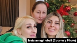 მზია ამაღლობელი ძმისშვილებთან, ივეტასთან და მარიამთან ერთად