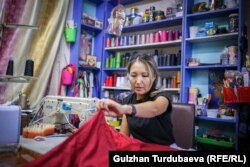 Год назад Айнура окончила швейные курсы и сейчас иногда работает в швейном цехе по соседству.