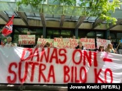 "Danas oni - sutra bilo", poruka je sa jednog od protesta zbog pritvaranja i postupka koji se vodi protiv novosadskih aktivista, Novi Sad, 14. maj 2025