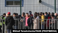 Moskvadagi migratsiya markazida navbatga tizilgan odamlar.