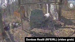 Український FPV-дрон на оптоволокні вражає замасковане авто армії Росії на Курщині