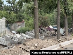 Мэрия түрттүрүлгөн дубалдардын ордуна жергиликтүү бюджеттен жаңысын тургузуп, эскинин калдыгын чыгарып кетүүнү убада кылган.