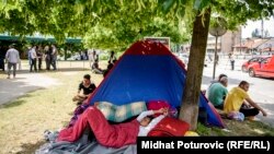 "Situacija, eksplozije i bombardovanje u Kabulu i drugim provincijama, natjeralo me je da dođem ovdje", priča afganistanski migrant Abdul Hadi koji trenutno živi u parku u centru Sarajeva.