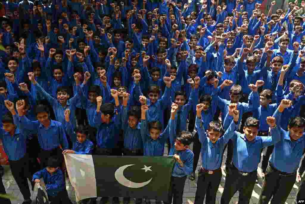 Пакистандык окуучулар өлкөнүн аскерлерине Индия менен тирешти токтотууга тилектештигин билдирүүдө. Лахор шаары, 12-май. Пакистан менен Индия ортодогу Кашмир аймагына байланыштуу талаштан улам чыккан кезектеги чыңалууну жайгарган соң мектептер кайра ачылып, иштей баштады. 