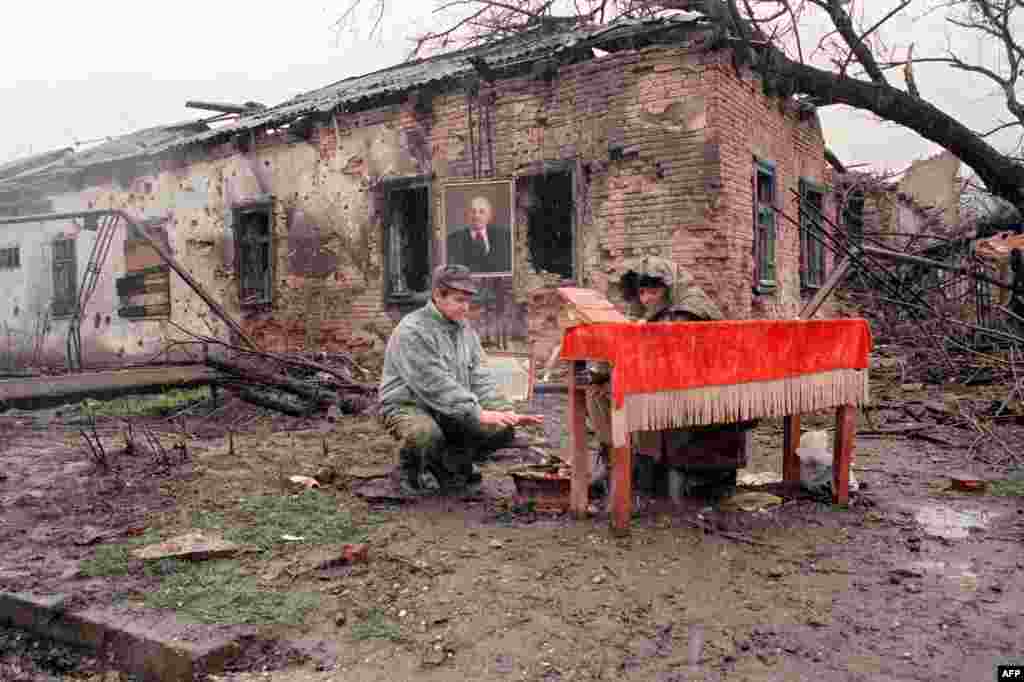 Російські солдати сидять біля портрета Леніна у Грозному, 4 квітня 1995 року.&nbsp;&nbsp; &nbsp; &nbsp; 