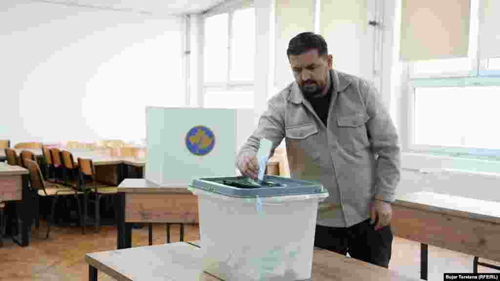 Një burrë duke hedhur votën në balotazhin për kryetar komune në një qendër votimi në Prishtinë, 9 nëntor 2025.