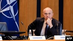 Mircea Geoană, secretar general adjunct al NATO, prezidează o ședință a Alianței din 1 februarie, de la Sarajevo, Bosnia Herțegovina.