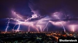 За даними Гідрометцентру, сьогодні, 2 липня, у західних, Житомирській та Вінницькій областях очікуються грози, місцями град, шквали 15-20 м/с