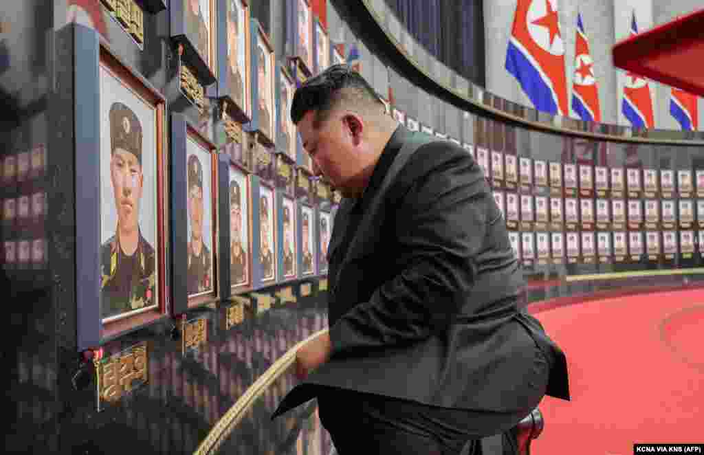 Северокорейский лидер Ким Чен Ын у мемориала в Пхеньяне в память о 101 солдате, погибшем в Курской области Россия. Фотография была опубликована в августе.Южная Корея, ссылаясь на данные разведки, заявила о гибели около двух тысяч северокорейских военных в Курской области