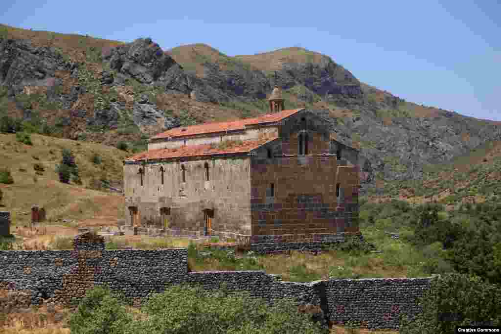The&nbsp;Tsitsernavank monastery, on an isolated mountainside of Kashatagh Province