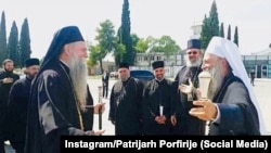 Mitropolit Joanikije i patrijarh SPC Porfirije na aerodromu uoči ustoličenja, septembar 2021.