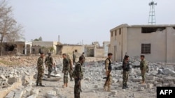 د سوریې حکومتي سرتېري د هېواد په شمال کې په جګړه ځپلې سیمه کې د ګزمې پر مهال ـ پخوانی انځور.