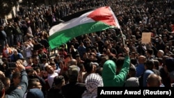 Иерусалимде жума намаздан кийин  чогулган  демонстранттар. 8-декабрь, 2017-жыл. 